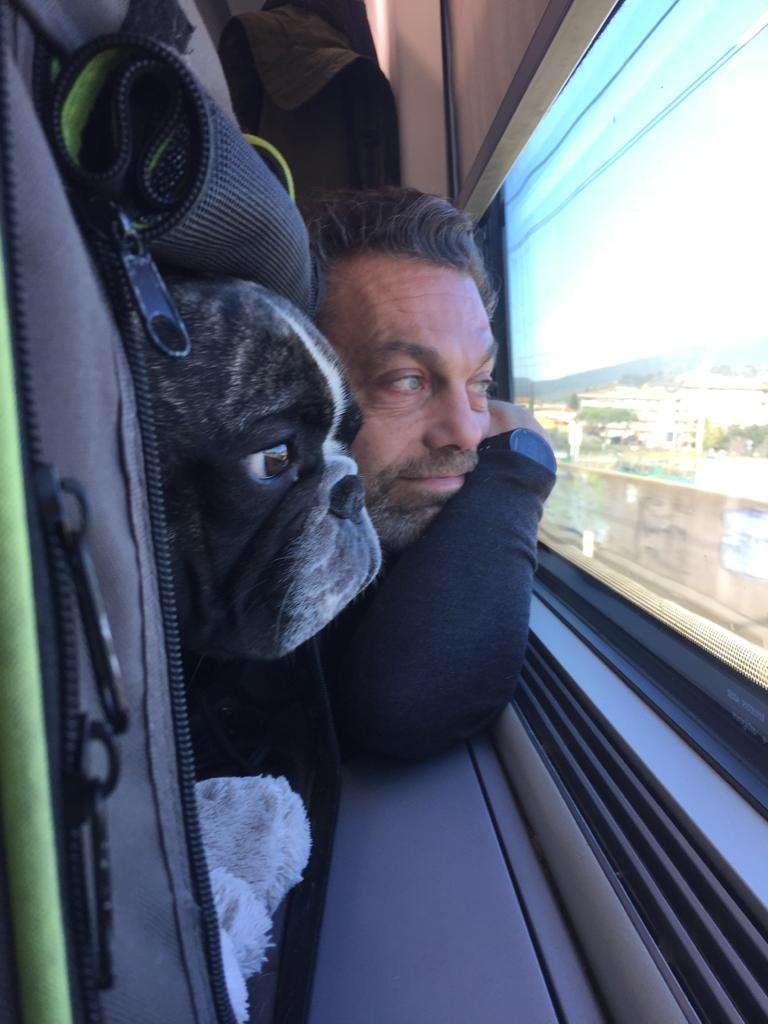In treno con il cane. Francois e Roberto guardano il panorama dal finestrino